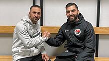 Nedzad Plavci (links) vom ESV Südstern Singen und Denis Hoxha vom Türkischen SV Singen mögen und schätzen sich. Am Samstag im ...