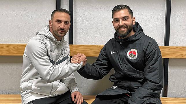 Nedzad Plavci (links) vom ESV Südstern Singen und Denis Hoxha vom Türkischen SV Singen mögen und schätzen sich. Am Samstag im ...