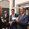 Das Geschenk von Jürgen Roth (rechts) beschäftigt sich mit der Jagd, der zweiten Leidenschaft von Michael Schlereth (links). Der VS-OB ...