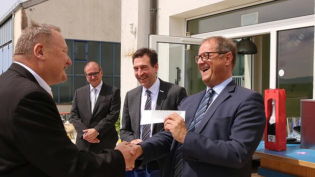 Das Geschenk von Jürgen Roth (rechts) beschäftigt sich mit der Jagd, der zweiten Leidenschaft von Michael Schlereth (links). Der VS-OB ...