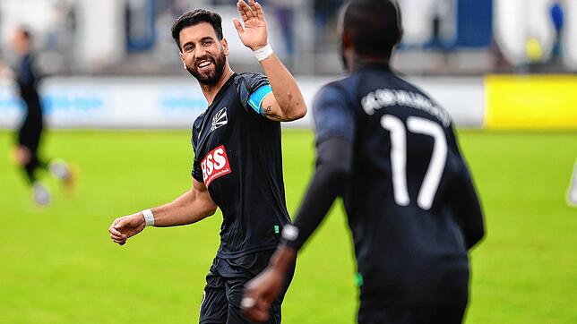 Da freuten sich Tevfik Ceylan (links) und der Torschütze Ibrahima Diakitè noch über das 1:0. Aber Ende der tollen Oberligapartie ...