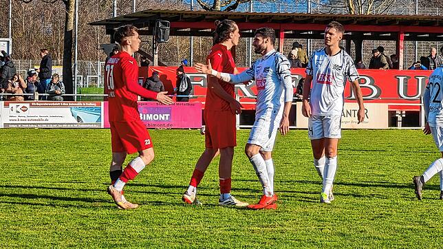 Daniel Caligiuri zeigt bei seinem Pflichtspieldebüt eine starke Leistung und bereitet zwei Tore vor.