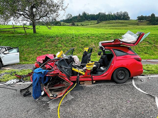 Die 68-jährige Fahrerin war in dem Opel eingeklemmt und musste von der Feuerwehr befreit werden.