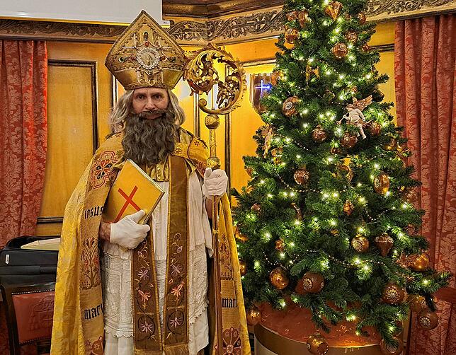 Reinhard Volk in seinem Nikolaus-Kostüm, das er geerbt hat. Es ist schon mehr als 80 Jahre alt.