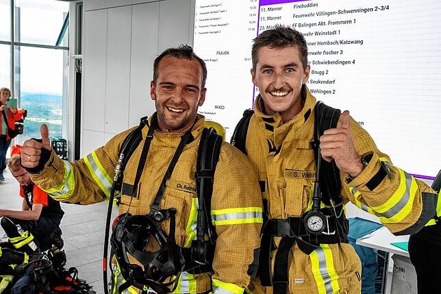 Christoph Rothfuß (links) und Simon Wehrle von der Feuerwehr Villingen nach ihrem Zieleinlauf auf 232 Meter Höhe.