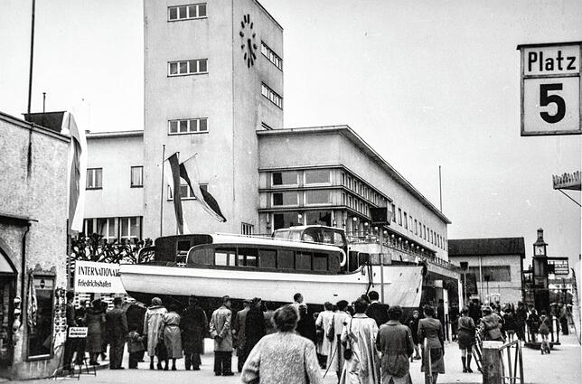 Der Transport des Rundfahrtboots durch Friedrichshafen war ein Ereignis.