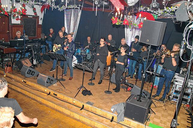Die Bregi House Band bei ihrem bislang letzten Weihnachtskonzert im Bregtäler in Bräunlingen.