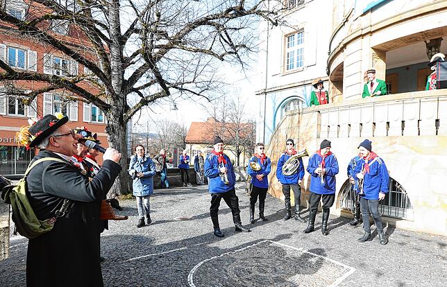 Severin (Thomas Höfler) kennt alle Vergehen, die OB Erik Pauly im vergangenen Jahr begangen hat.
