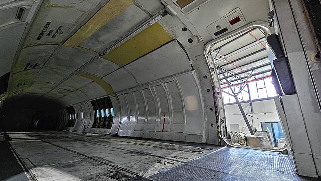 So sieht derzeit der Innenraum der „Landshut“ aus. Die Maschine war in der letzten Verwendung als Frachtflugzeug im Einsatz. Daher hatte ...