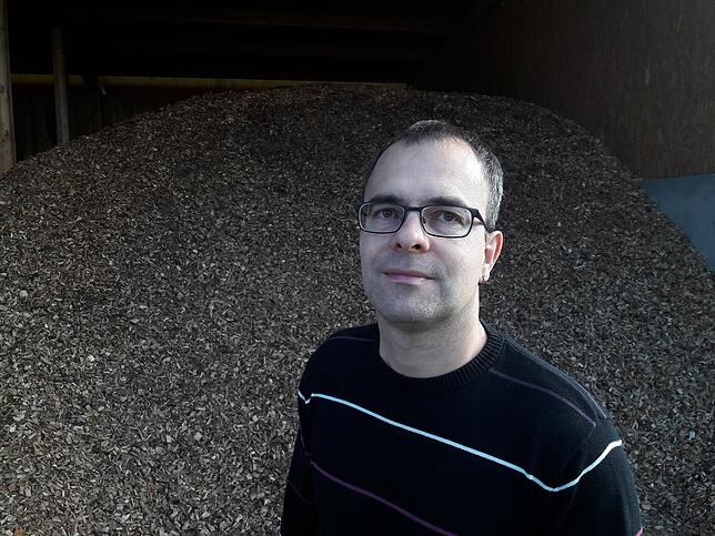 Der Oberalpfener Land- und Forstwirt Armin Arzner vor dem Hackschnitzellager seines Hofs.