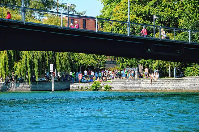 Der Park und die angrenzende Fahrradbrücke.