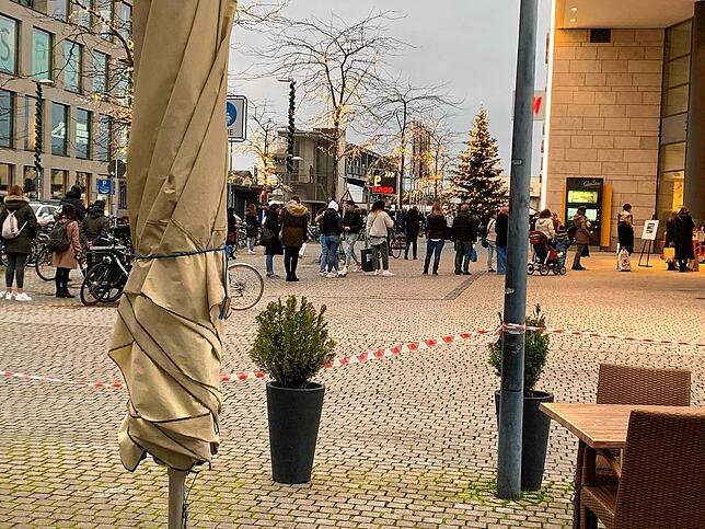 Am Nachmittag bildeten sich vor dem Lago-Eingang Schlangen. Die Kunden hielten sich an die Vorschriften.