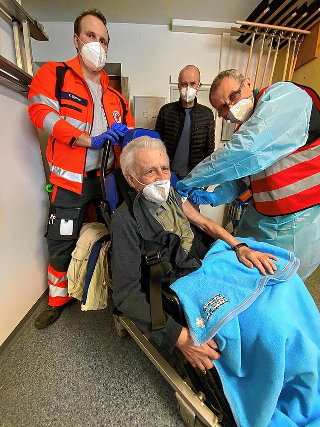Ein Rickenbacher wird in Rickenbach geimpft, rechts Hausarzt Olaf Böttcher. Andere Kreise sind noch weit von mobilen Teams entfernt.