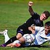 Kampf um jeden Ball: Zur Sache ging es im Bezirksderby zwischen dem FC Wittlingen und dem SV 08 Laufenburg, in dem Paul Denz (vorn) ...