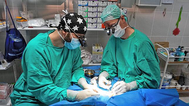 Der Villinger Chirurg Steffen Baumeister (rechts) operiert bei einem Freiwilligendienst in Bolivien.