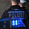 Polizisten vor einem Einsatzfahrzeug mit eingeschaltetem Blaulicht (Symbolbild). Ein Mann (57) ist in Bad Säckingen auf einen Polizisten ...