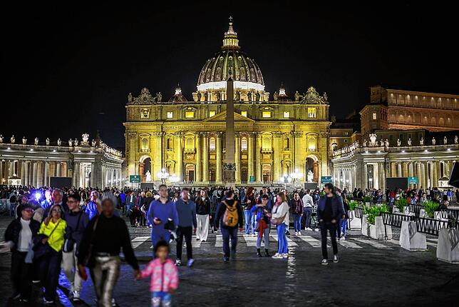 Zu später Stunde sind am Ostermontag, 21. April, noch viele Menschen auf dem Petersplatz vor dem Petersdom. Die Welt trauert dort um ...