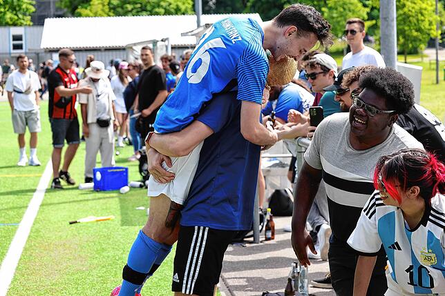 Bild 4: So sehen Sieger aus! Die besten Bilder von der Meisterfeier des SV Konstanz