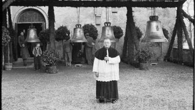 Mesner Gottlieb Schorer stellt sich im Jahr 1950 vor die neuen Glocken der St.-Oswald-Kirche zum Erinnerungsbild.