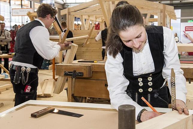 Auch für junge Frauen bietet das Handwerk ein vielseitiges Berufsfeld, wie Conny Ploner während der Messe demonstriert.