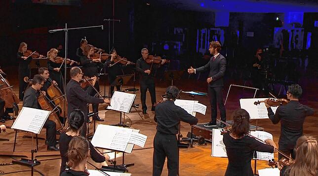 So weit weg von seinem Orchester war Lorenzo Viotti selten.