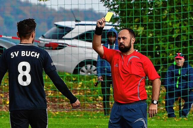 Elfmeterschreck: Wenn Schiedsrichter Serkan Öz auf den Punkt zeigt, geht der Ball nicht rein.