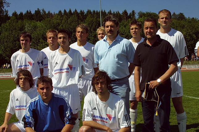 Im Kreis der Mitspieler: Frank Thomae am Ende der Saison 2003/04 beim Abschied von Mitspieler Heinz Vidakovic (Mitte, zweiter von links) ...