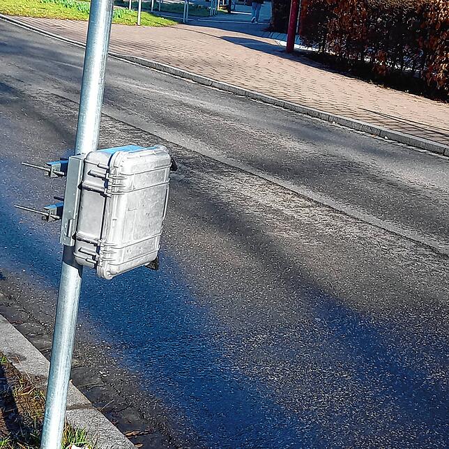 Das Kästlein heißt Topo-Box und erfasst Verkehrsdaten. Dieses Gerät ist im März und Anfang Juni bei der Klosterringschule im Einsatz.