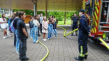 Mitglieder der Freiwilligen Feuerwehr Stühlingen geben den Sechstklässlern der Realschule Einblick in ihre Arbeit. Foto: Angela Böhrer