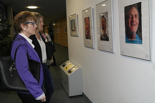 Organisiert vom Weißen Ring Bodenseekreis und der vhs Friedrichshafen: Das Betrachten der Bilder der Ausstellung "Opfer" geht unter die ...