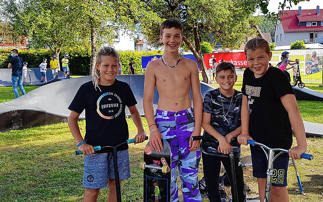 Noel Schneider, Dustin Schneider, Tom Schneider und Paul Claus (von links) nutzen den mobilen Pumptrack gerne und ausgiebig. Man sieht ...