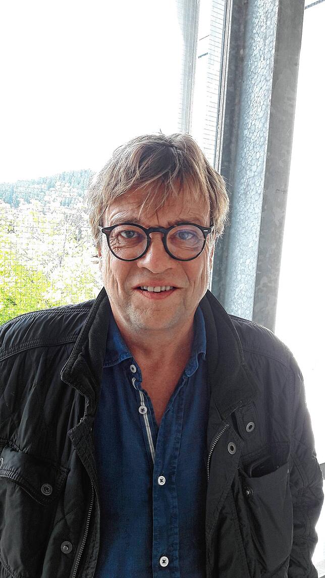 Kultreporter Béla Réthy auf dem Empore-Gang des Freiburger Dreisamstadions. Bild: Albert Bittlingmaier