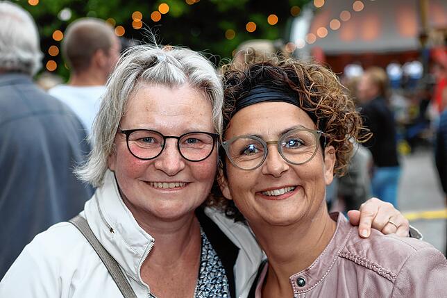 Bild 20: Die Gäste feiern beim Stadtgartenfest: Hier sind die Fotos vom ersten Abend