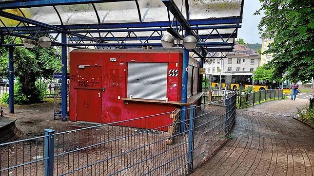 Der Kiosk ist seit Monaten geschlossen. Doch die höheren Temperaturen machen das Areal offenbar wieder zu einem beliebten Treffpunkt, ...