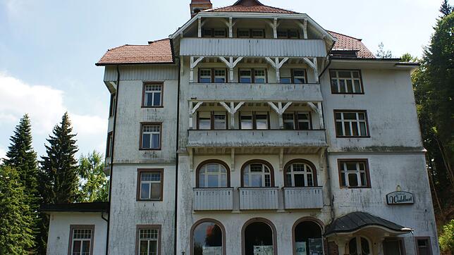 Über 100 Jahre alt ist das Gebäude des Hotels Waldlust in Freudenstadt. Mitten im Wald wirkt es wie ein Geisterschloß &ndash; in dem es ...