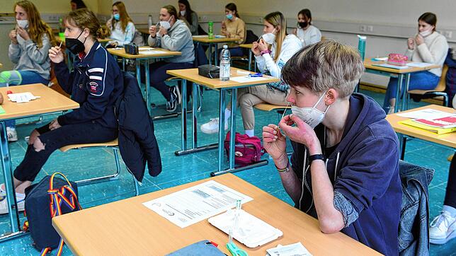 Schnelltests wie in dieser Versuchsschule in Freiburg sollen ab dieser Woche auch in Villingen-Schwenningen stattfinden. Allerdings hat ...