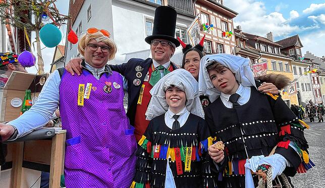 Bild 25: Tolle Stimmung beim Sonntagsumzug der Überlinger Narrenzunft &ndash; Teil 1