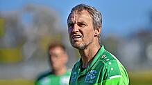Der Bräunlinger Trainer Markus Knackmuß freut sich mit seiner Mannschaft über den knappen 2:1-Heimsieg gegen den SV/TuS Immendingen.