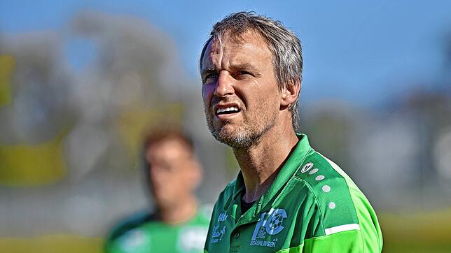 Der Bräunlinger Trainer Markus Knackmuß freut sich mit seiner Mannschaft über den knappen 2:1-Heimsieg gegen den SV/TuS Immendingen.