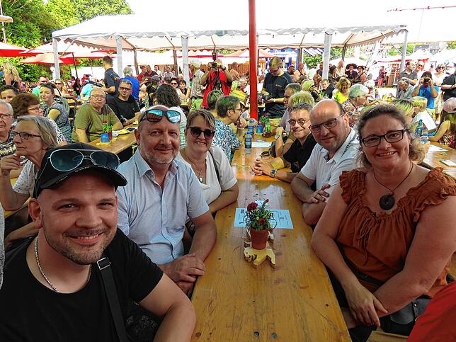 Bild 31: Festbeginn in Brigachtal: Viel Remmidemmi bei der 38. Auflage des Brigachtaler Dorffestes