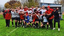 Die Mannschaft des FC Bodman-Ludwigshafen bejubelt den 5:1-Heimsieg über den FV Walbertsweiler-Rengetsweiler.