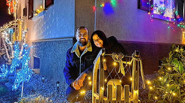 Was funkelt denn so schön in der Luisenstraße? Ramona und Danijel Todorović haben ihr Haus besonders weihnachtlich dekoriert. Jedes Jahr ...