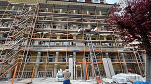 Das Gebäude des ehemaligen Sanatoriums ist eingerüstet, bald beginnen die Fenster- und Fassadenarbeiten.