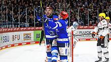 Sebastian Uvira (links) und Tyson Spink feiern den Schwenninger Sieg.