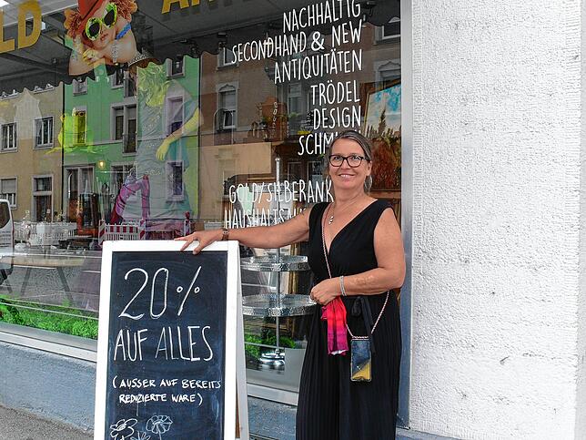 Susanne Armbruster reduziert schon mal die Preise auf ihre Waren. Vermutlich wird sie ihren Second-Hand-Laden aufgeben.