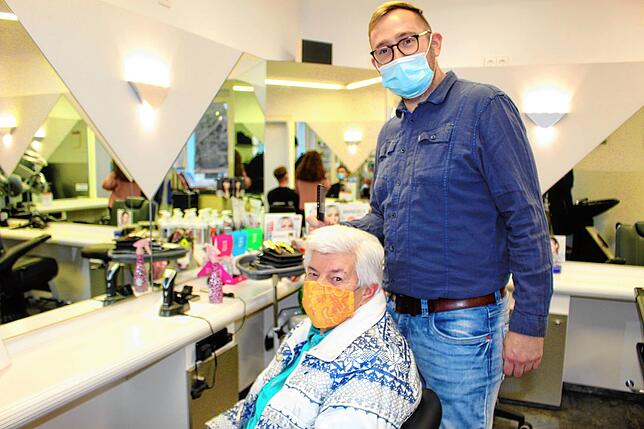 Johannes Schmauder mit Stammkundin Marianne Müller. Sie fühlt sich sicher beim Friseurbesuch.