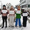 Mit den Worten auf den Blättern zeigen Celine, Cheyenne, Justin und Fanny Marder, worum es ihnen geht: für den guten Zweck zu laufen.