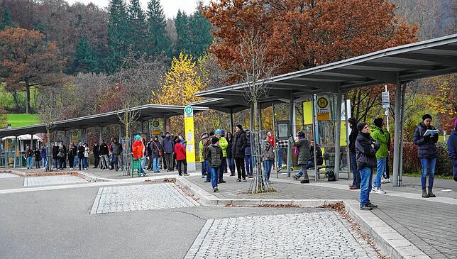 Kurz vor dem offiziellen Schluss um 15 Uhr standen Impfwillige aus der nahen und weiteren Region bei der mobilen Impfaktion am 16. ...
