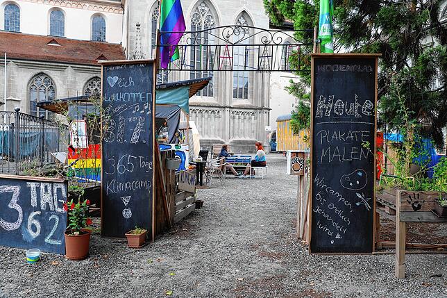 Das Klimacamp im Pfalzgarten neben dem Konstanzer Münster besteht schon ein Jahr.