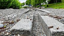 Statt Wasser liegt hier nur der Kies in den Rinnen des Wasserspielplatzes. Wegen eines zu niedrigen Wasserstandes ist dieser momentan ...